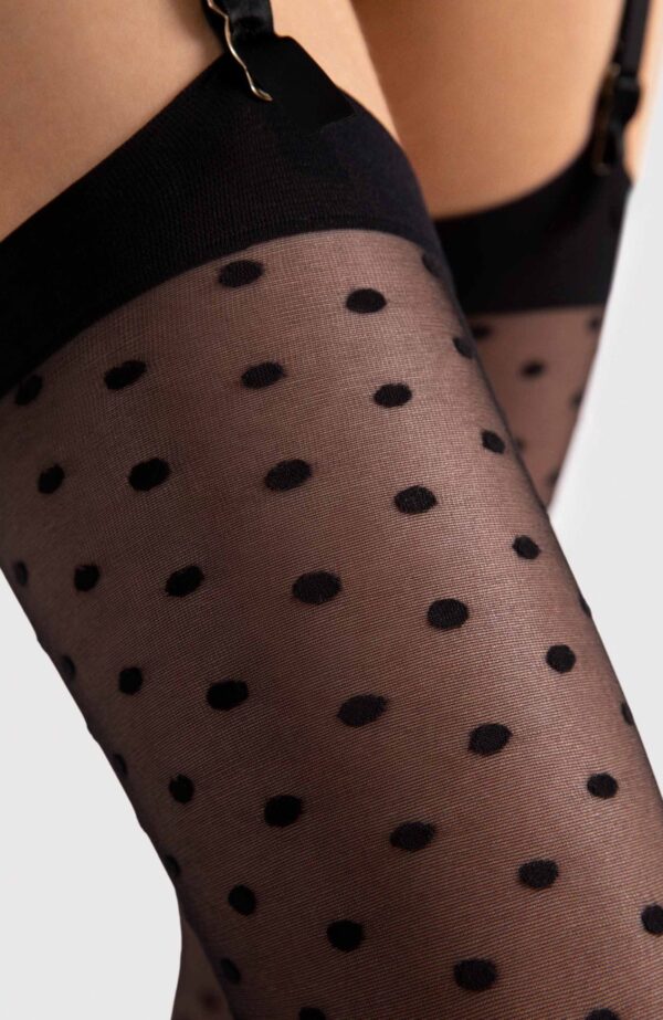 Modelka mająca na sobie erotyczne, retro pończochy do pasa Loiuse