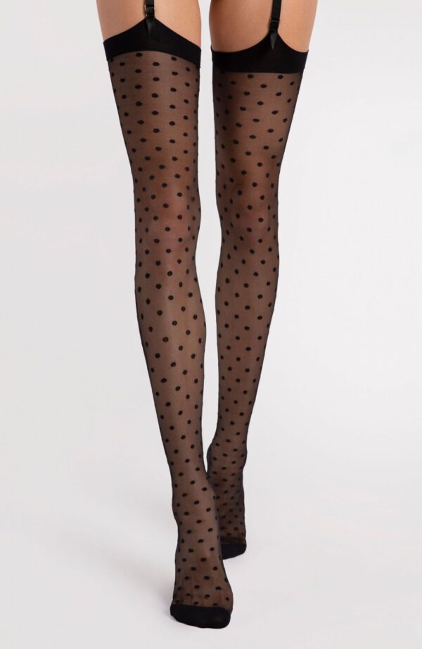 Modelka mająca na sobie erotyczne, retro pończochy do pasa Loiuse