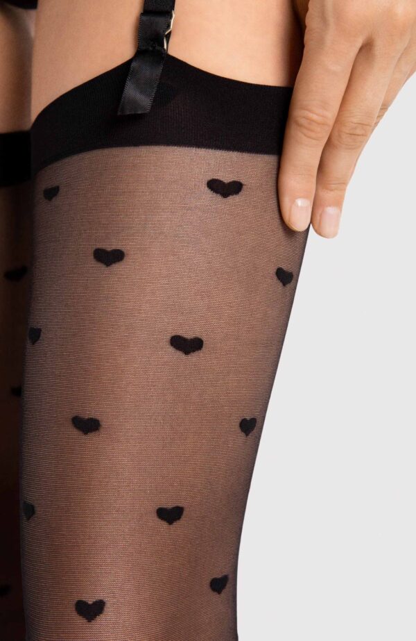 Modelka mająca na sobie pończochy do pasa w serduszka Love Booster