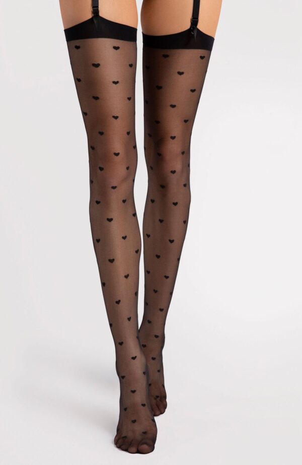 Modelka mająca na sobie pończochy do pasa w serduszka Love Booster
