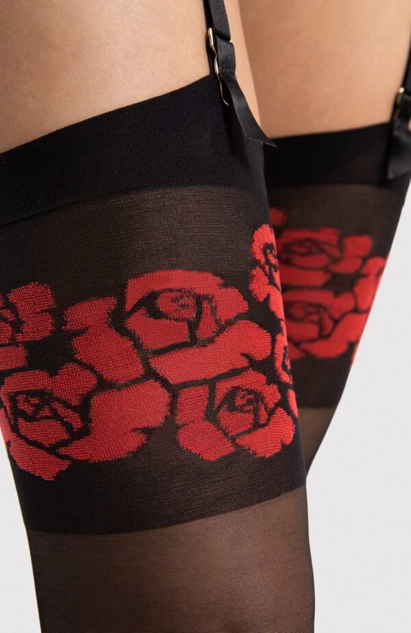 Modelka mająca na sobie czarne pończochy z czerwonymi różami Destin