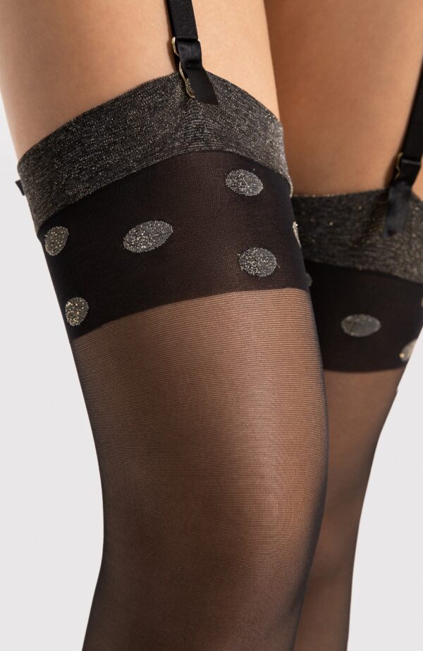 Modelka mająca na sobie eleganckie pończochy do pasa w kropki Luxe o grubości 15 den