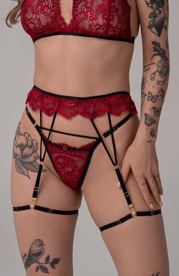 Modelka nosząca bordowe koronkowe stringi z paseczkami Roxanne No. 2 marki Sahaja Lingerie