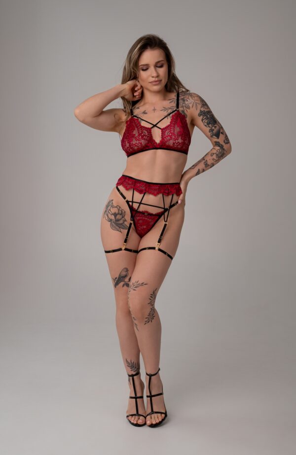 Modelka nosząca bordowy koronkowy pas do pończoch Roxannne No. 2 marki Sahaja Lingerie